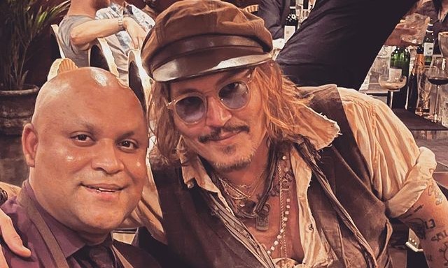 Johnny Depp tirou fotos com os funcionários do restaurante onde ele jantou com amigos na Inglaterra.