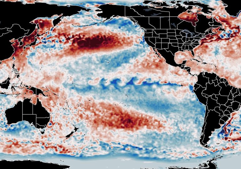 No La Niña, os ventos do Pacífico fortalecem e a água quente se desloca para oeste, ficando a parte leste do Pacífico fica mais fria e seca.
