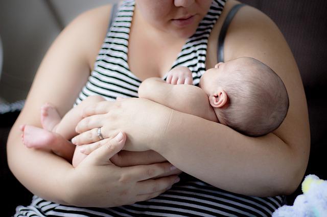 Os pesquisadores descobriram que bebês nascidos de mães que foram infectadas apresentam maiores dificuldades em relaxar e se adaptar quando estão no colo