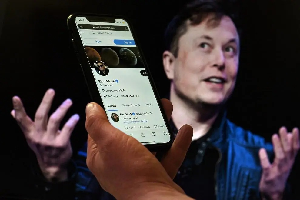Musk apareceu em videoconferência que se tornou uma sessão livre de perguntas e respostas moderada por um executivo do Twitter, e na qual Musk divagou sobre a existência de alienígenas e outras civilizações espaciais