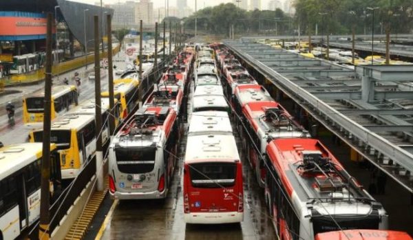 São Paulo tem greve de motoristas e cobradores de ônibus; maiores linhas param
