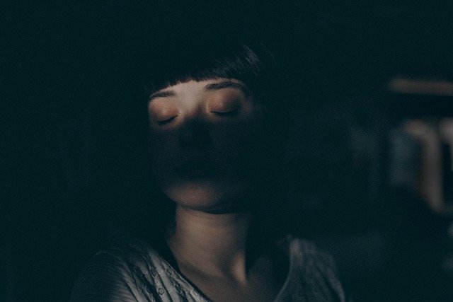 Um estudo recente acabou descobrindo uma relação entre a luz presente durante o sono e os efeitos na nossa saúde.