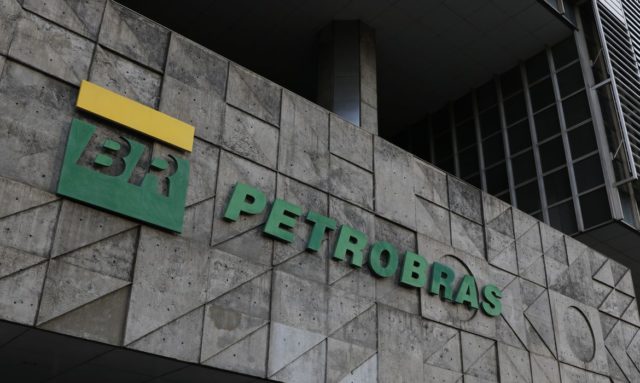 Governo pede à diretoria da Petrobras que adie reajuste de gasolina e do diesel
