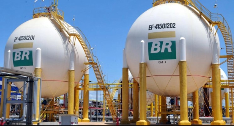 Ambiente político é entrave para venda das refinarias da Petrobras