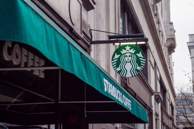 Starbucks troca CEO da América do Norte como parte de plano de reorganização