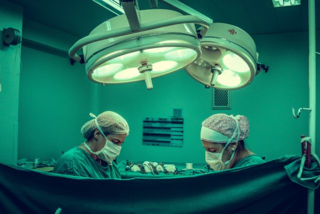 Cirurgiões brasileiros radicados nos EUA encaram casos inoperáveis