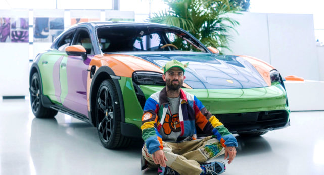 A Porsche se uniu ao designer e influenciador Sean Wotherspoon para criar um carro de arte impressionante inspirado no design do tênis