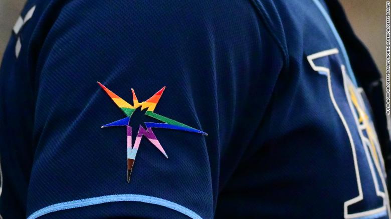 Pelo menos cinco jogadores dos Rays se recusaram a usar os uniformes que apresentavam logotipos de arco-íris nos bonés e camisas.