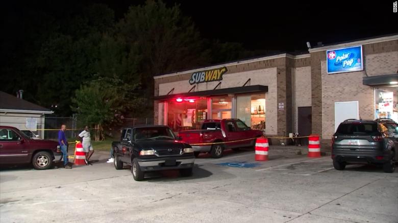 Um funcionário de um restaurante nos Estados Unidos, foi baleado e morto no domingo depois que um cliente ficou chateado com a maionese em seu sanduíche