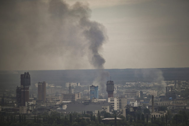 Tropas russas destruíram nesta segunda-feira (13/06) as últimas rotas possíveis para a retirada de civis da cidade ucraniana de Sievierodonetsk