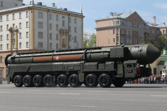 Agora, Vladimir Putin ameaçou implantar o míssil nuclear Satan II, até ao final do ano. Este míssil pode chegar ao Reino Unido em três minutos.