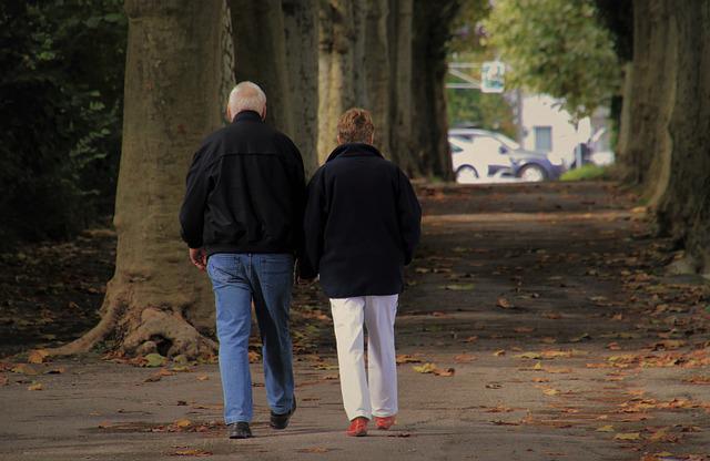 O estudo descobriu que um declínio na velocidade de caminhada ano após ano pode ser um sinal de processamento mental mais lento e indicador de demência