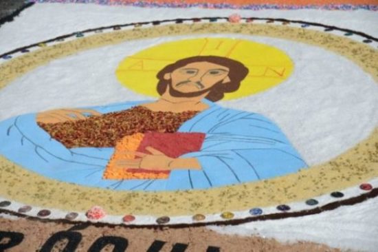 Fiéis confeccionam tapetes de sal para Corpus Christi na Catedral Metropolitana, no centro do Rio