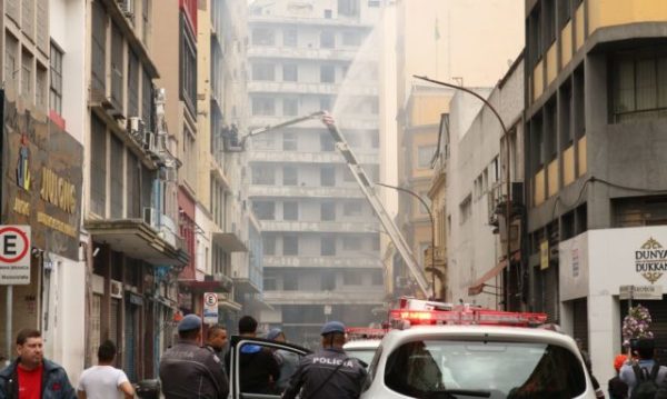 Prefeitura prevê uma semana para reabrir região da 25 de Março após incêndio