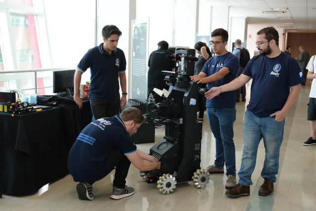 Grupo de estudantes da FEI ficou em primeiro lugar no campeonato mundial de robótica na Tailândia