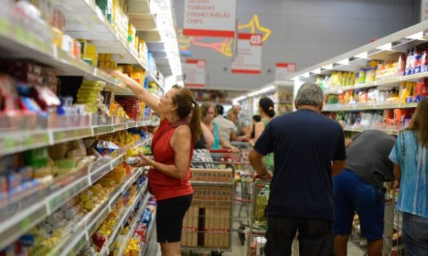 Consumo nos lares brasileiros sobe 0,39% em maio na comparação anual, diz Abras