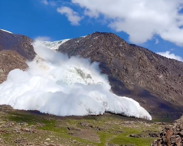 Um dos integrantes conseguiu capturar em vídeo o momento em que a neve caiu do topo de uma montanha ao longe, antes de cobrir a encosta e engolir o grupo.