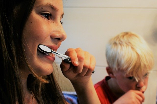 Uma boa rotina de higiene oral não permite evitar todas as patologias e não substitui as visitas ao médico dentista ou higienista dental