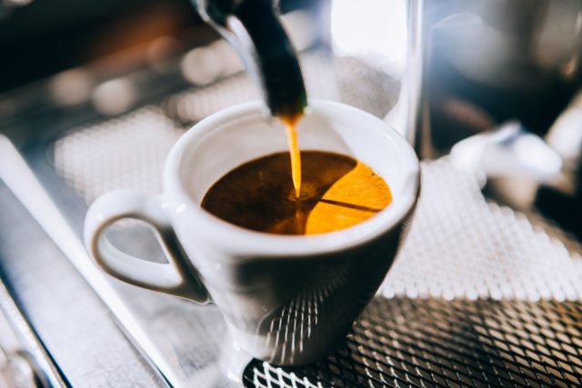 O estudo mostra que há evidências genéticas de que níveis mais altos de cafeína no sangue ajudam a reduzir o peso corporal e o risco de diabetes