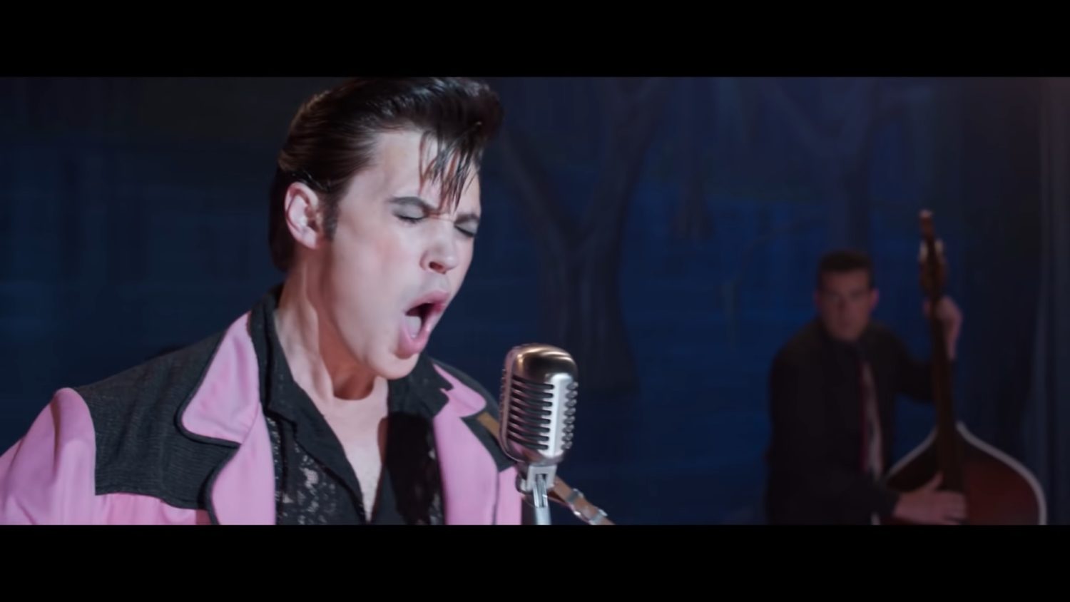 Elvis é interpretado por Austin Butler, que chamou atenção pela semelhança física nas filmagens