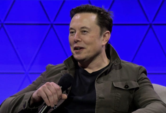 Há um mês Musk ameaça deixar o negócio