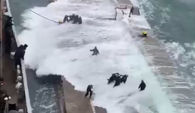 Marinheiros que estavam realizando manobras de atracação de um navio de guerra quase foram tragados para o mar em Valparaíso, no Chile.