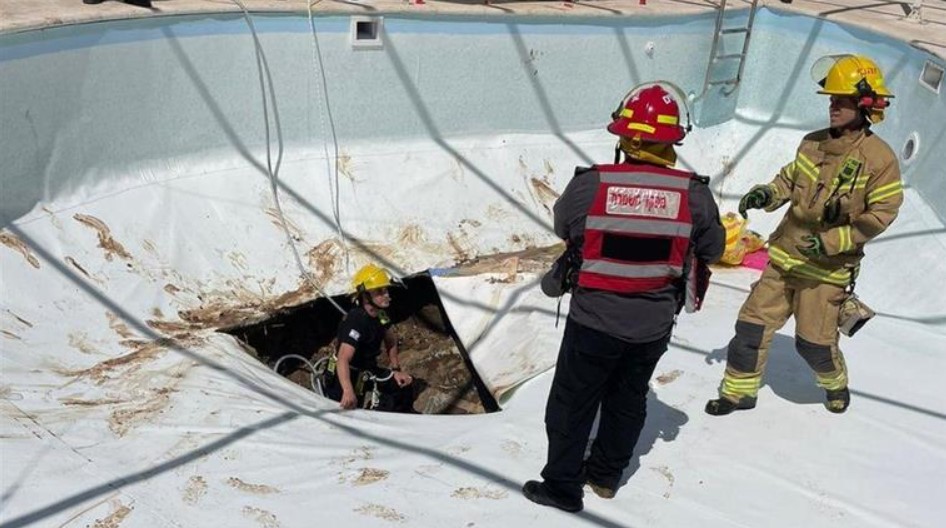 Klil Kimhi foi sugado para o buraco, que tinha 13 metros de profundidade, pelo que as equipes de resgate demoraram quatro horas a retirar o corpo