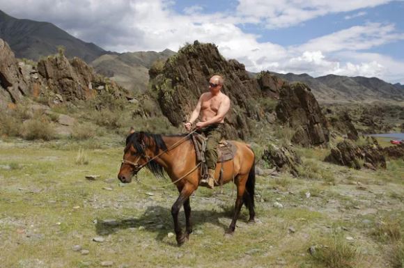 Os líderes fizeram piadas com a imagem machista de Putin e disseram que seria “nojento” vê-lo se despir