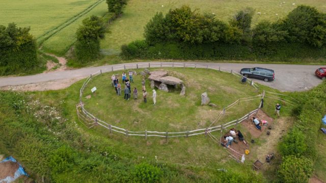 Arqueólogos estão escavando pela primeira vez uma tumba neolítica de 5.000 anos chamada Pedra de Arthur em homenagem ao lendário rei medieval.