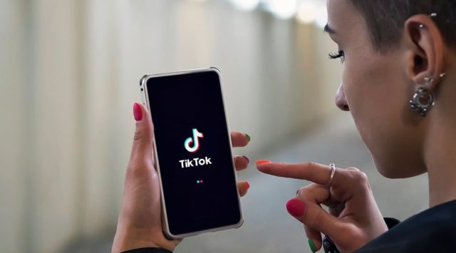 Circula no TikTok uma trend na qual os ususários utilizam um filtro que deixa o corpo "invisível", mantendo apenas um borrão nos lugares onde detecta pele.