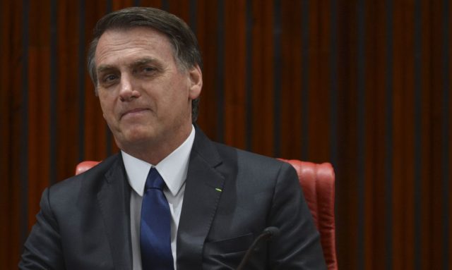 “A gente não quer cortar nada, se eu não cortar eu entro na Lei de Responsabilidade Fiscal", disse Bolsonaro