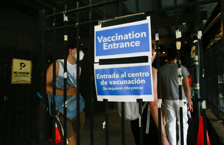(Arquivo) Fila para receber vacina contra varíola do macaco em escola no Brooklyn, em Nova York, 17 de julho de 2022 - AFP/Arquivos