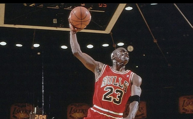 Jordan vestiu a camisa 23 do Chicago Bulls no jogo 1 das finais da NBA contra o Utah Jazz, em junho de 1998, em Salt Lake City