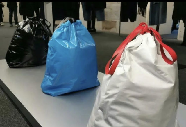 Chamada de Trash Pouch, a bolsa foi divulgada nas cores preta, azul, branca e vermelha