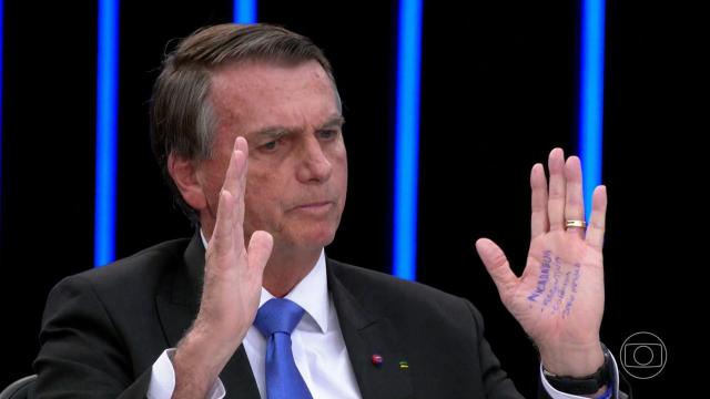 Na sabatina, Bolsonaro anotou: “Nicarágua”, “Argentina”, “Colômbia” (países comandados por líderes de esquerda) e o nome do doleiro “Dário Messer”