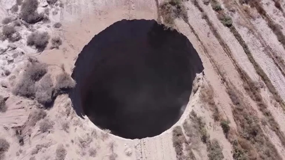 Cratera dobrou de tamanho em uma semana