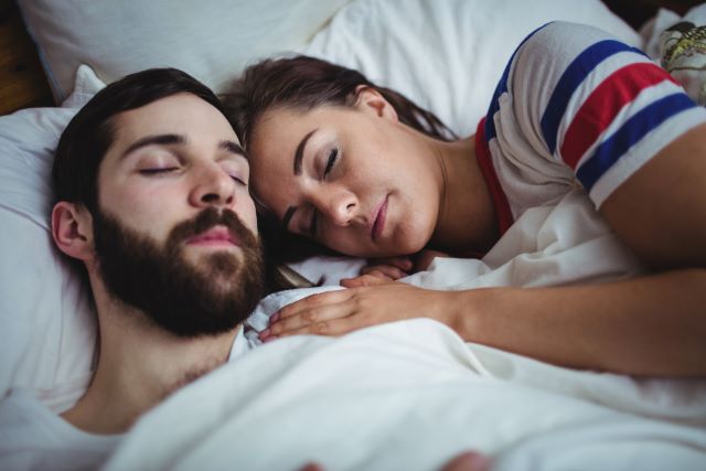 Os pesquisadores descobriram que as pessoas que praticavam sexo em parceria e chegavam ao orgasmo levavam em média 16 minutos para adormecer
