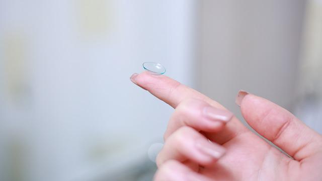 Uma lente de contato “inteligente” com a capacidade de diagnosticar o câncer em estado inicial através de produtos químicos presentes nas lágrimas.
