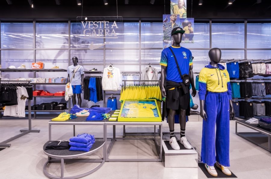 Novas camisas da seleção brasileira de futebol estão sendo vendidas na megaloja