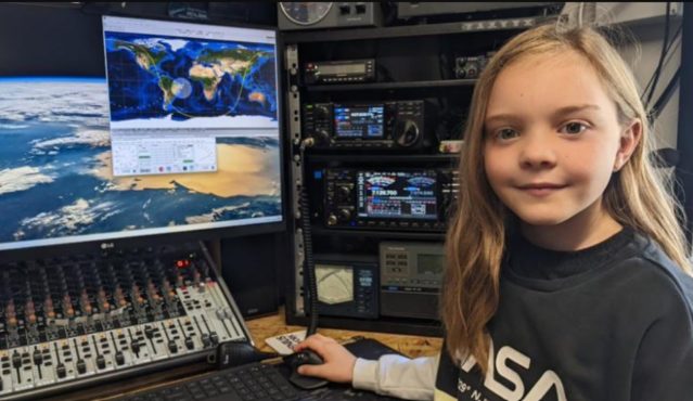 A ISS tem uma estação de rádio amadora a bordo que é usada pelos astronautas para fazer contato com as escolas enquanto estão em órbita.