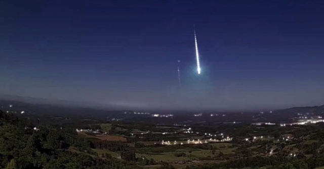 Segundo a Rede de Monitoramento, o que se vê é um meteoro que levou mais tempo para se desfazer, e por isso chegou a uma distância menor da terra.
