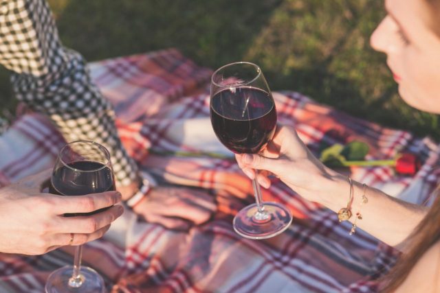 Beber vinho pode ajudar a combater Covid-19, aponta pesquisa