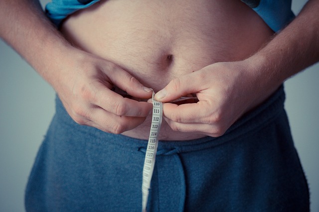 Reduções de apenas 5% de peso, como uma queda de peso de 100kg para 95kg, já melhora marcadores metabólicos, como o aumento do colesterol HDL (o "bom")