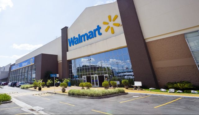 Walmart estima queda menor de lucro anual com descontos atraindo consumidores
