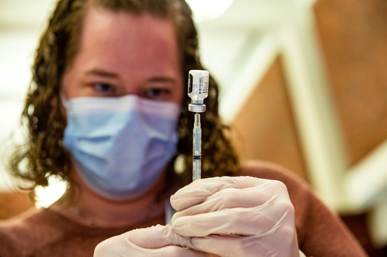 (Janeiro) Dose de vacina contra a Covid é preparada no estado americano de Connecticut - AFP/Arquivos