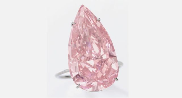 Um diamante “raro e excepcional” em forma de pêra cor-de-rosa foi vendido por US$ 31,6 milhões, ou cerca de US$ 2,1 milhões por quilate