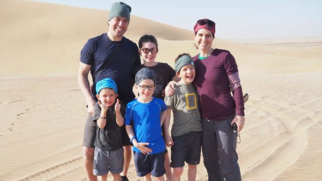 A família partiu em março para as férias e até agora já visitou a Namíbia, Zâmbia, Tanzânia, Turquia, Mongólia e agora vão passar uma semana na Indonésia.