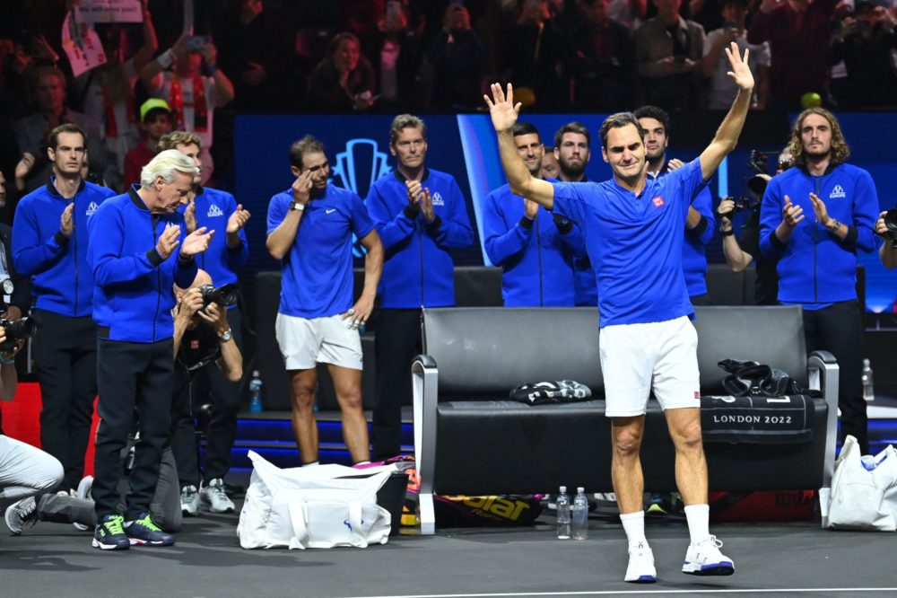 Federer saúda o público em sua última partida como tenista profissional na Lever Cup