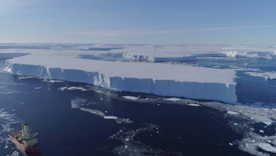 A geleira Thwaites, capaz de elevar o nível do mar em vários metros, está erodindo ao longo de sua base submarina à medida que o planeta aquece.