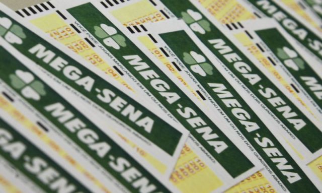Mega-Sena paga prêmio de R$ 300 milhões a quem acertar as seis dezenas